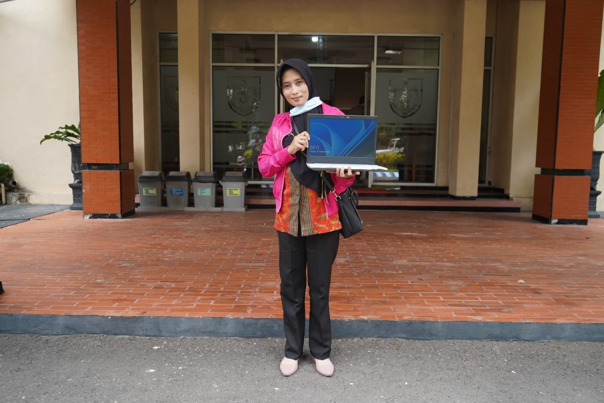 Ika Iva Erina menunjukkan laptop dari Mas Dhito (Foto-foto: Humas Pemkab Kediri/jatimnow.com)