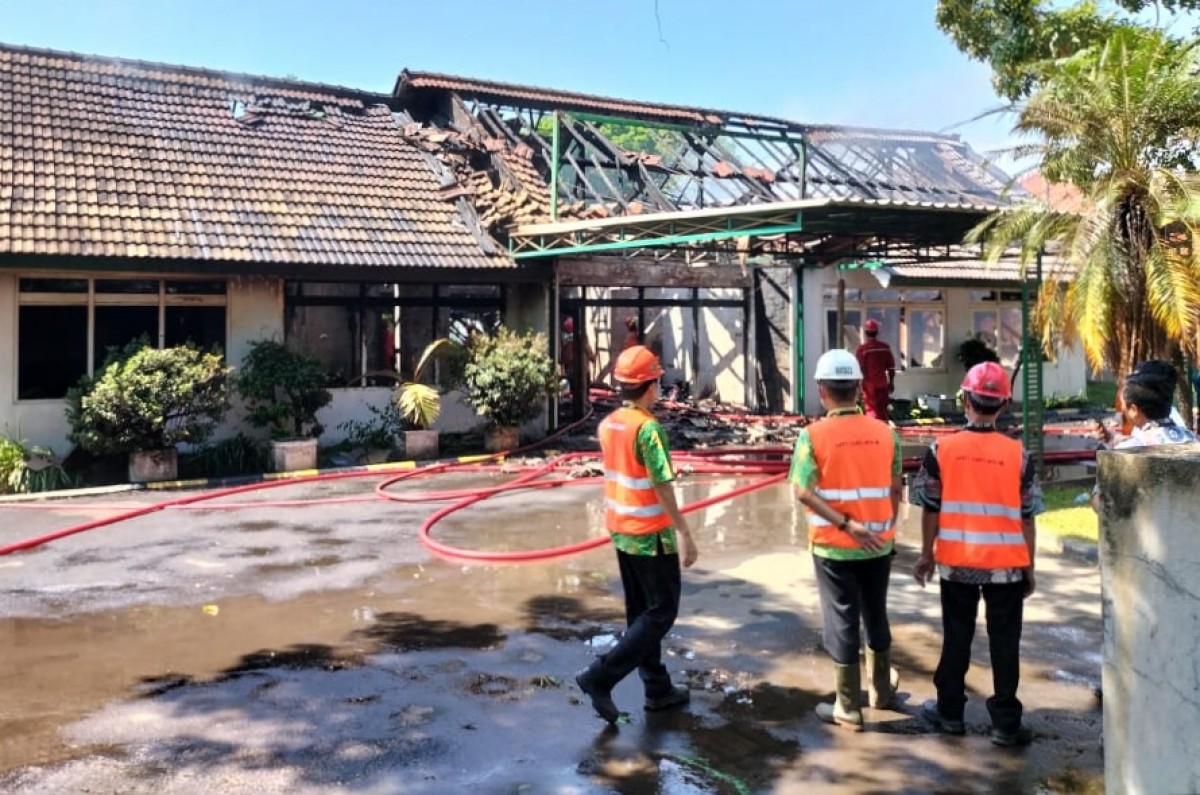 Wisma Gerbera terbakar.(Foto: Dinas Damkarla Gresik)
