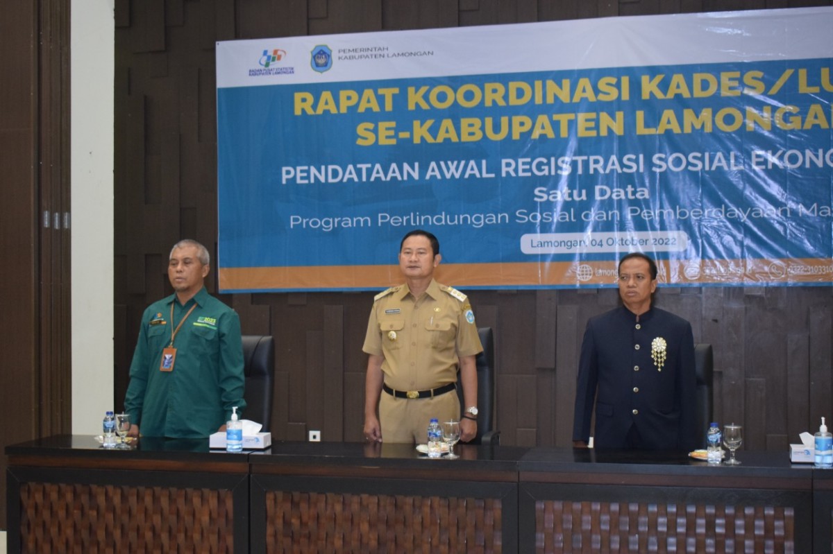 Bupati Lamongan, Yuhronur Efendi (tengah) didampingi Sekdakab Lamongan, Moh. Nalikan (kanan, beserta Kepala BPS Lamongan Bagyo saat rakor Big Data Regsosek (Foto: Humas Pemkab Lamongan for jatimnow.com)