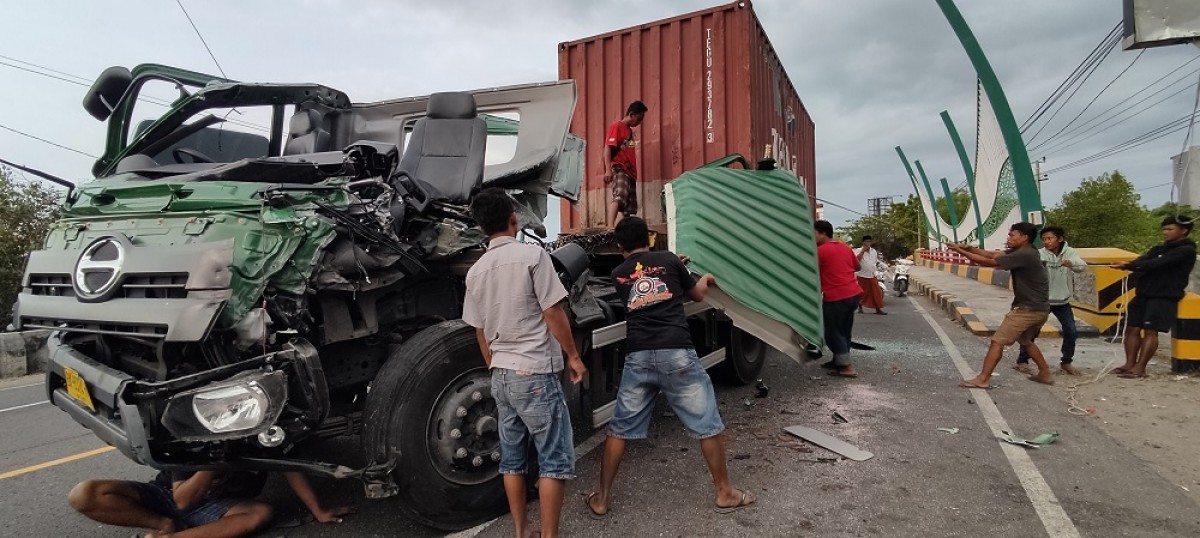 Kondisi tronton yang menabrak truk parkir di Pamekasan. (Foto: Fathor Rahman/jatimnow.com)