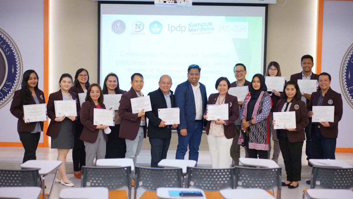 Penyerahkan sertifikat kepada para dosen Studi IBM UC Surabaya (Foto: Erlita for jatimnow.com)