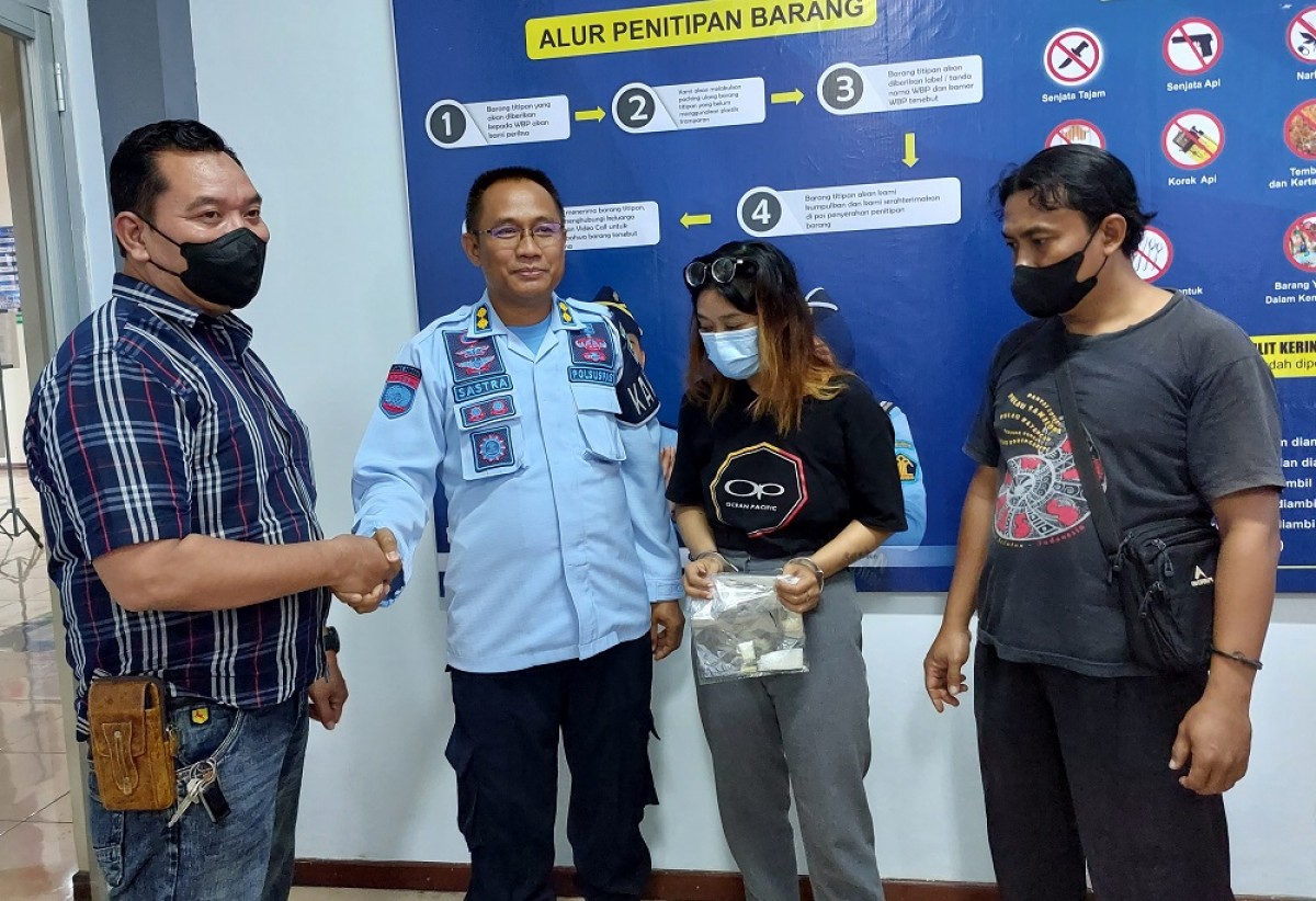 Mahasiswi Cantik Selundupkan Narkoba dalam Ayam Geprek untuk Kekasih di Lapas