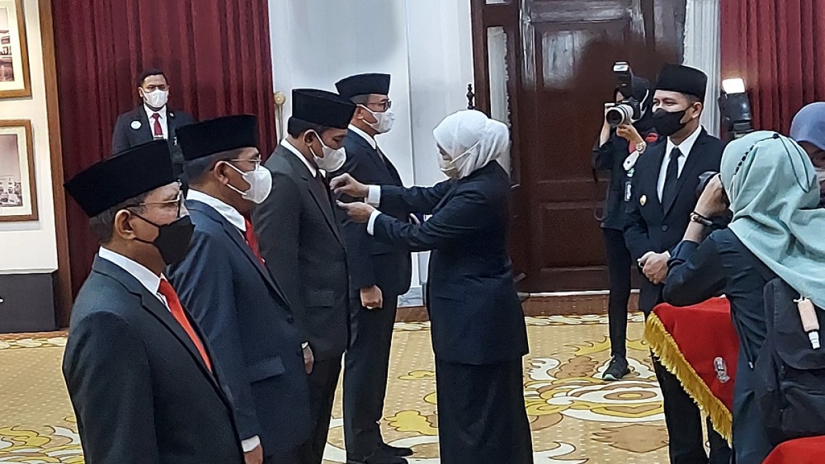 Penyematan medali Jer Basuki Mawa Beya perak oleh Gubernur Khofifah di Grahadi (Foto: Ni'am Kurniawan/jatimnow.com)