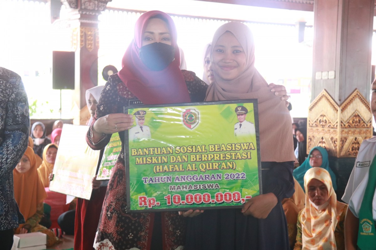 Bupati Mojokerto, Ikfina Fahmawati saat memberikan beasiswa (Foto-foto: Achmad Supriyadi/jatimnow.com)