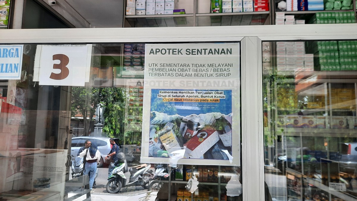 Salah satu apotek yang tidak meresepkan sirop di Kota Mojokerto (Foto: Achmad Supriyadi/jatimnow.com)