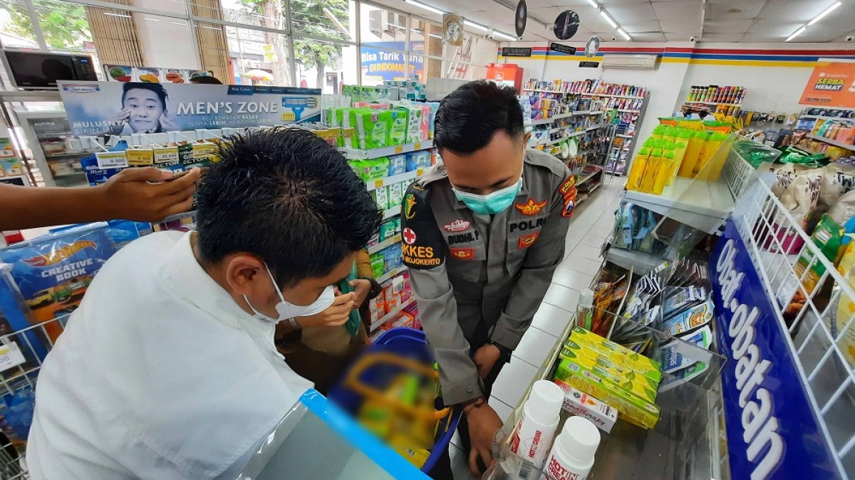 Tim gabungan saat melakukan inspeksi mendadak di minimarket Kab. Mojokerto. (Foto: Achmad Supriyadi/jatimnow.com)