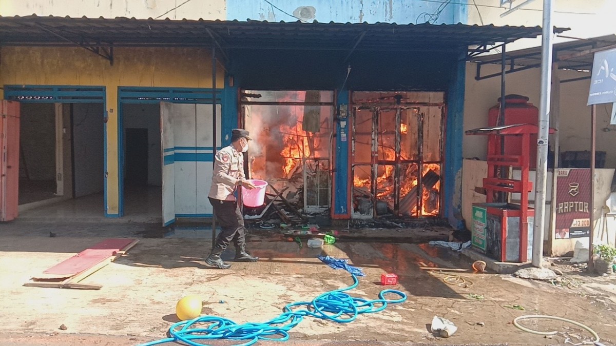 Petugas dan warha berupaya memadamkan api. (Foto-foto: Polsek Kendal)