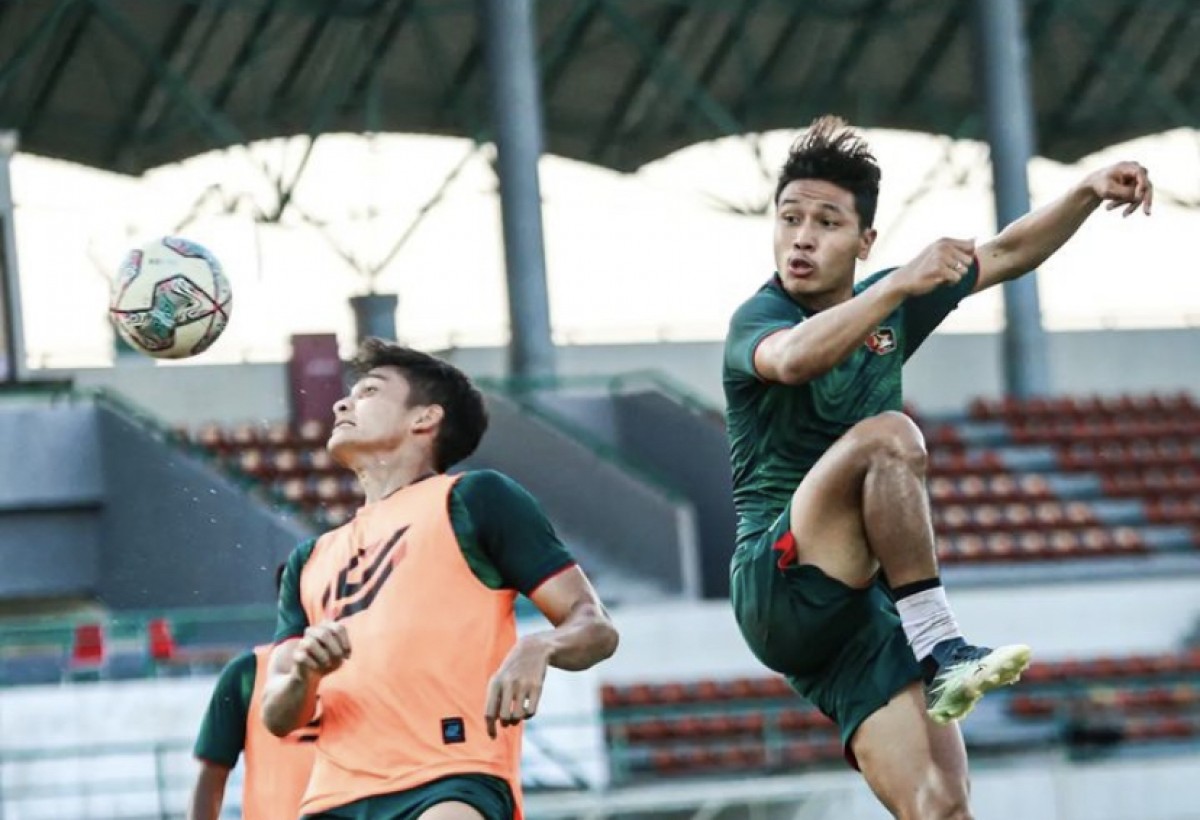 Adi Eko Jayanto (kanan) berduel dengan M Ridwan dalam sesi latihan bersama Persik.(Foto: Persik Kediri/jatimnow.com)