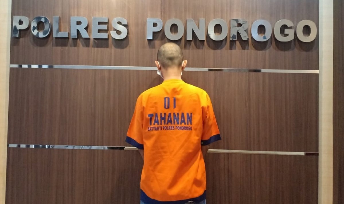 Tersangka MA diamankan polisi. (Foto: Polres Ponorogo)
