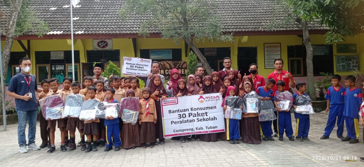 Alfamart Bagikan Paket Sekolah di Tuban dan Lamongan