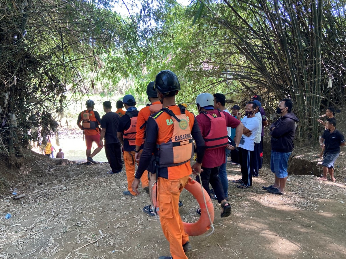 Warga dan petugas masih melakukan pencarian. (Foto: Mita Kusuma/jatimnow.com)