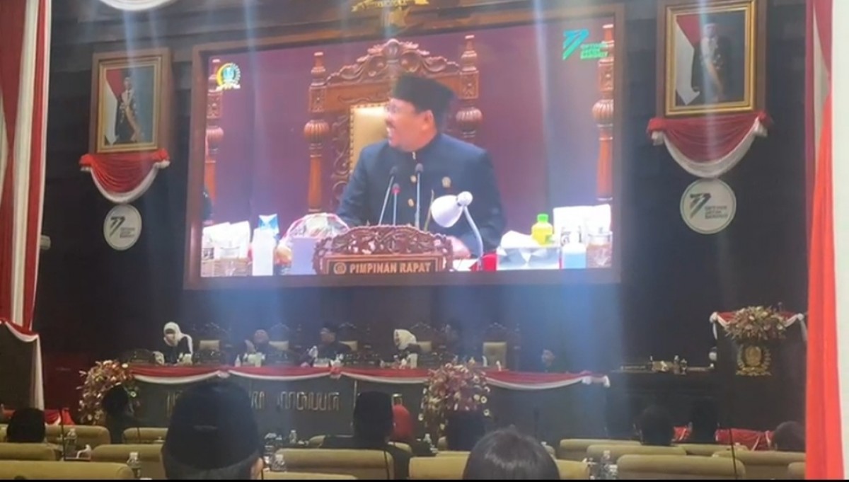 Momen Gubernur Khofifah saat dilempar pantun oleh Anwar Sadad.(Foto: Dok Ni'am Kurniawan/jatimnow.com)