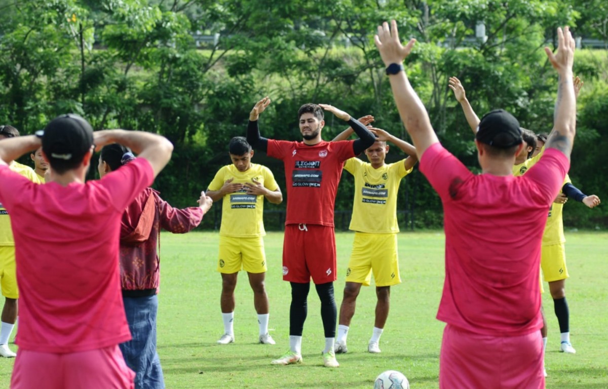 Pemain Arema FC saat berlatih ringan. (foto: Arema FC Official).