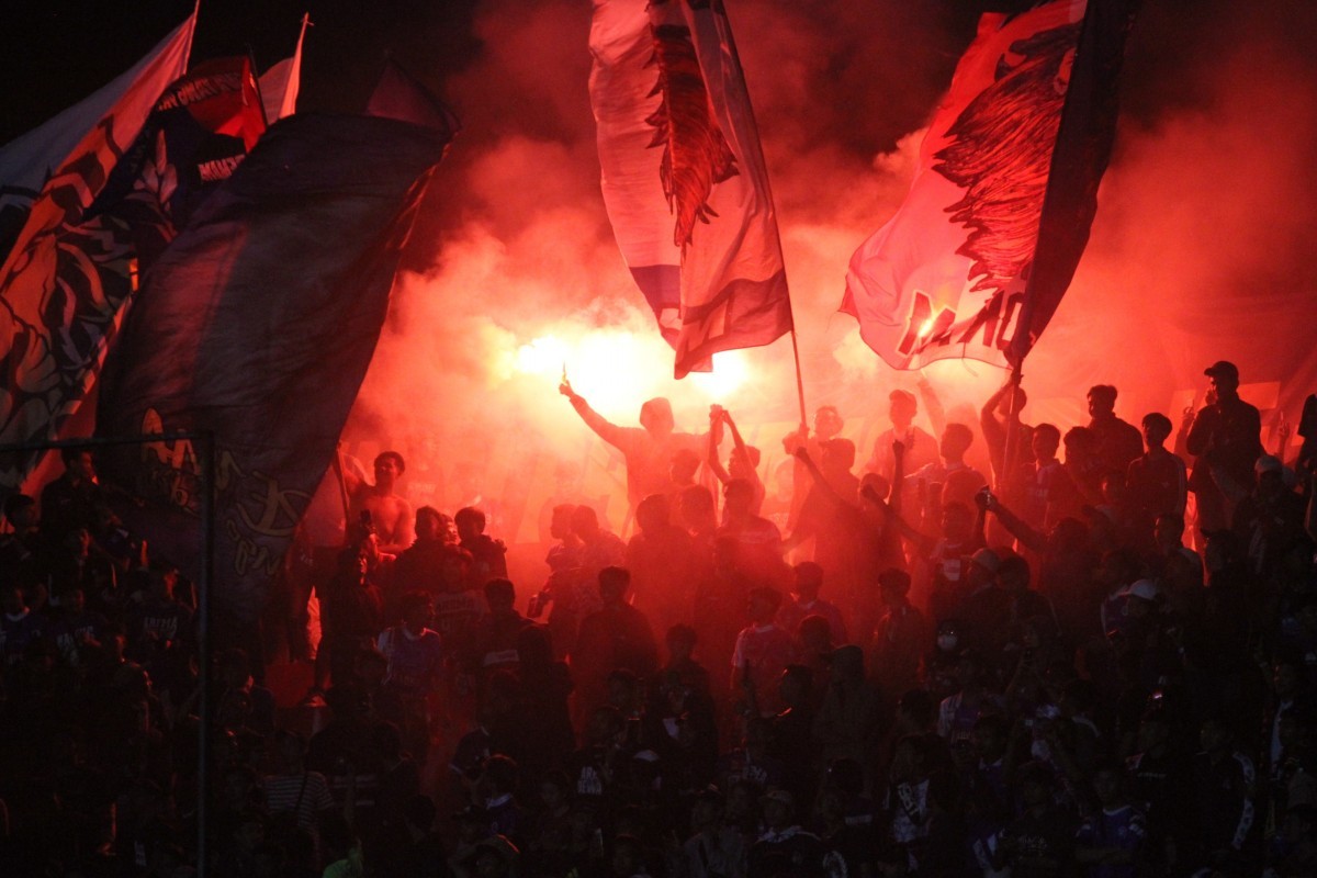 Ilustrasi: Aremania menyalakan flare di Stadion Kanjuruhan Malang.(Foto: Sahlul Fahmi/jatimnow.com)