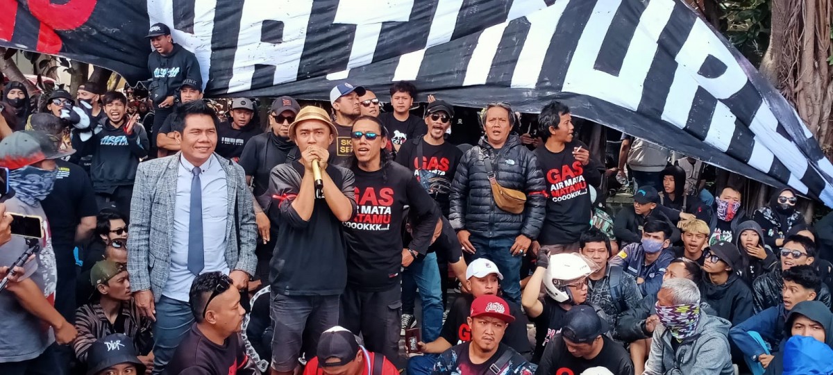 Aremania menyampaikan tuntutan kepada Kejari Kota Malang. (foto: Galih Rakasiwi/jatimnow.com)