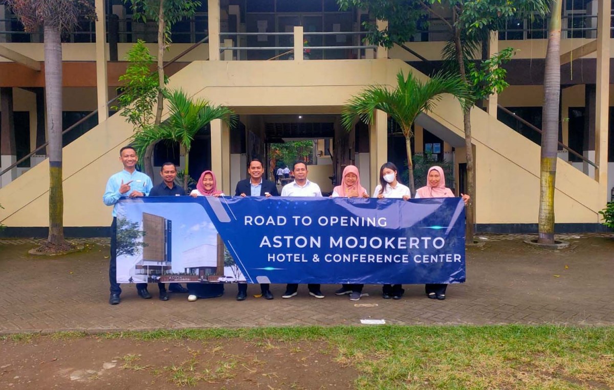 Karyawan Aston Mojokerto Hotel dan Conference Center saat silaturahmi di sekolah (Foto-foto: Aston Mojokerto for jatimnow.com)