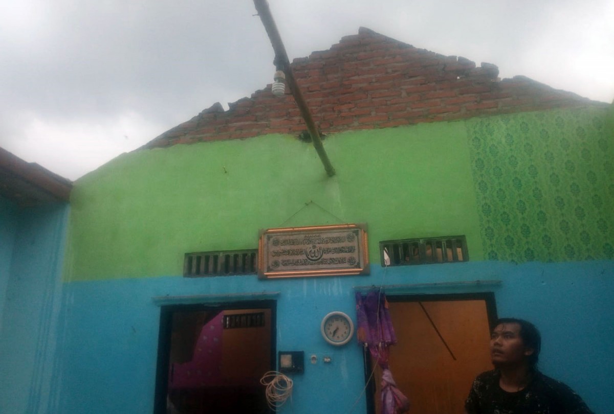 Rumah warga yang atapnya terbang diterjang puting beliung (Foto: Rio for jatimnow.com)
