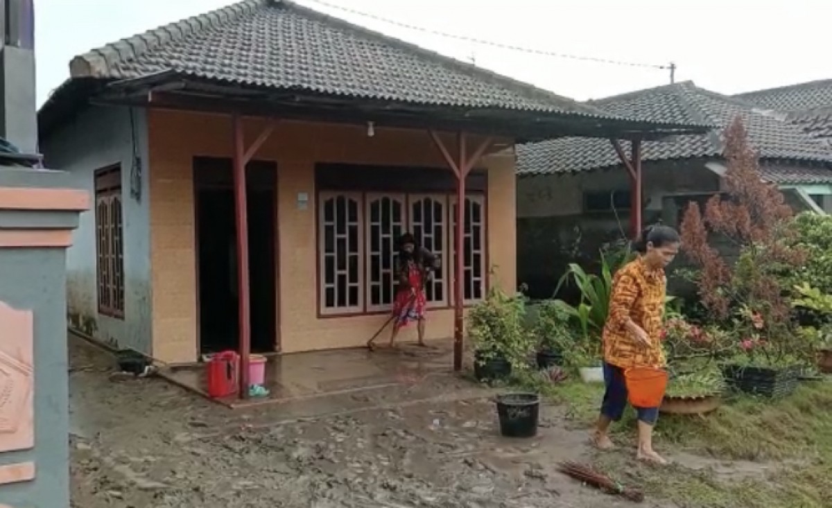 Warga di Kelurahan Sutojayan mulai bersih-bersih rumah.(Foto: Antok for jatimnow.com)