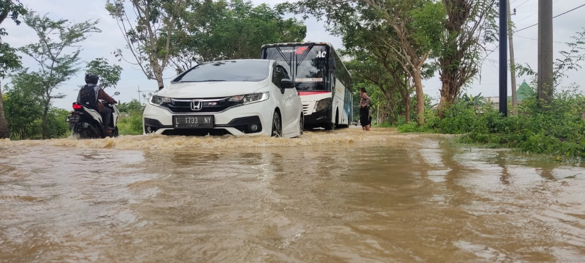 Air luapan menggenangi ratusan rumah dan persawahan di Sampang, Rabu (26/10/2022).(Foto: Fathor Rahman)