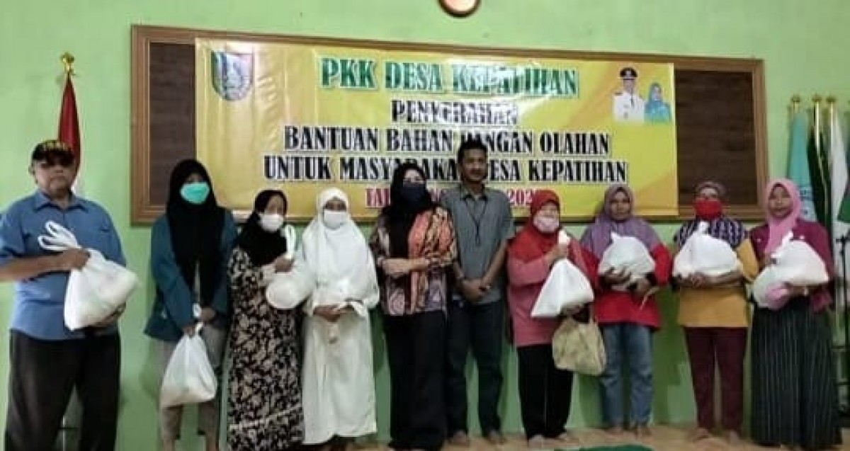 Penyaluran batuan sembako untuk warga miskin di Desa Kepatihan yang tak menerima BLT BBM.(Foto: Kades Kepatihan)