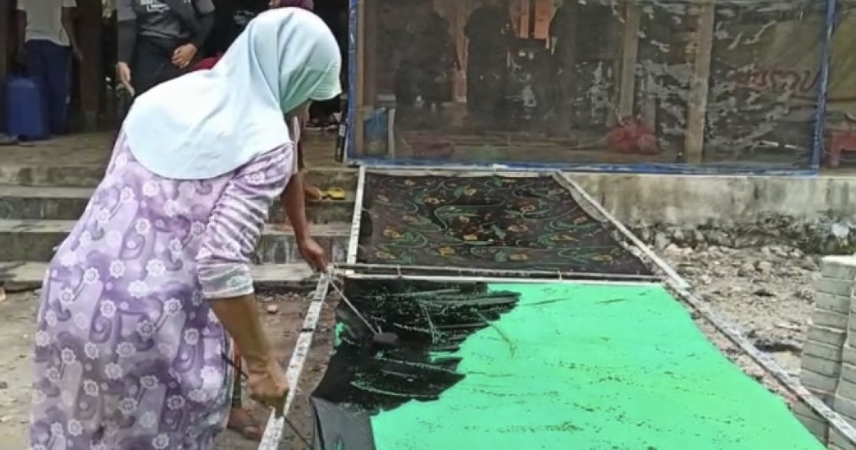 Proses membuat Batik Ciprat yang dilakukan penyandang disabilitas. (Foto: Mita Kusuma/jatimnow.com)