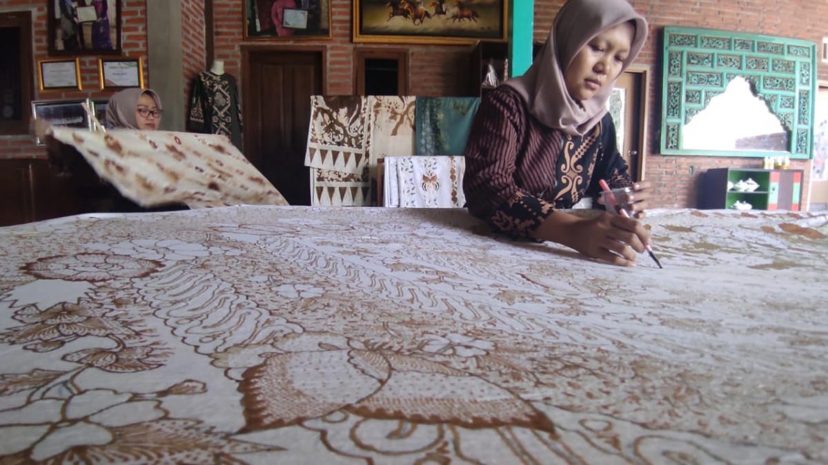 Pembuatan kain batik dengan motif Jombangan. (Foto; Elok Aprianto/jatimnow.com)