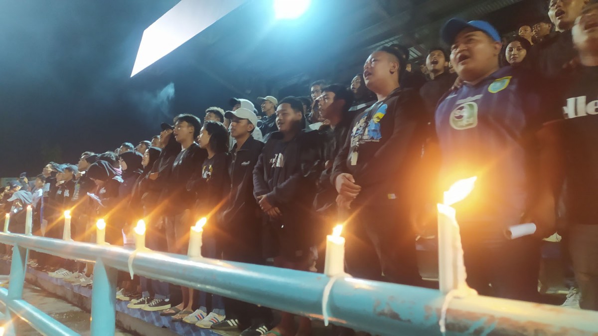 Lantunan Doa dari Suporter Persela untuk Korban Tragedi Kanjuruhan