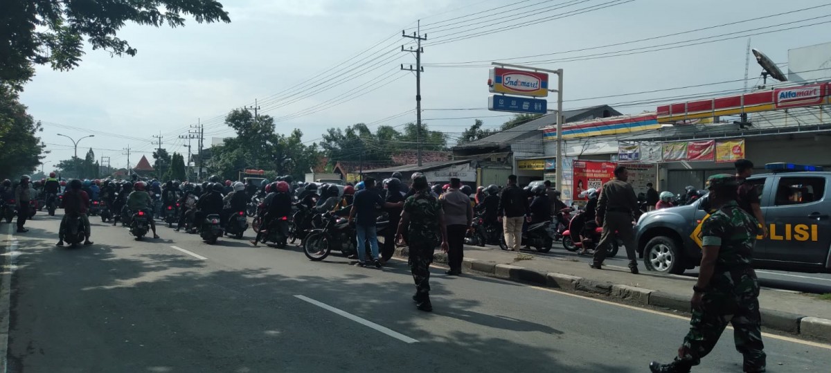 Salah satu titik bentrok yang melibatkan massa pesilat di Lamongan.(Foto: Adyad Ammy Iffansah)