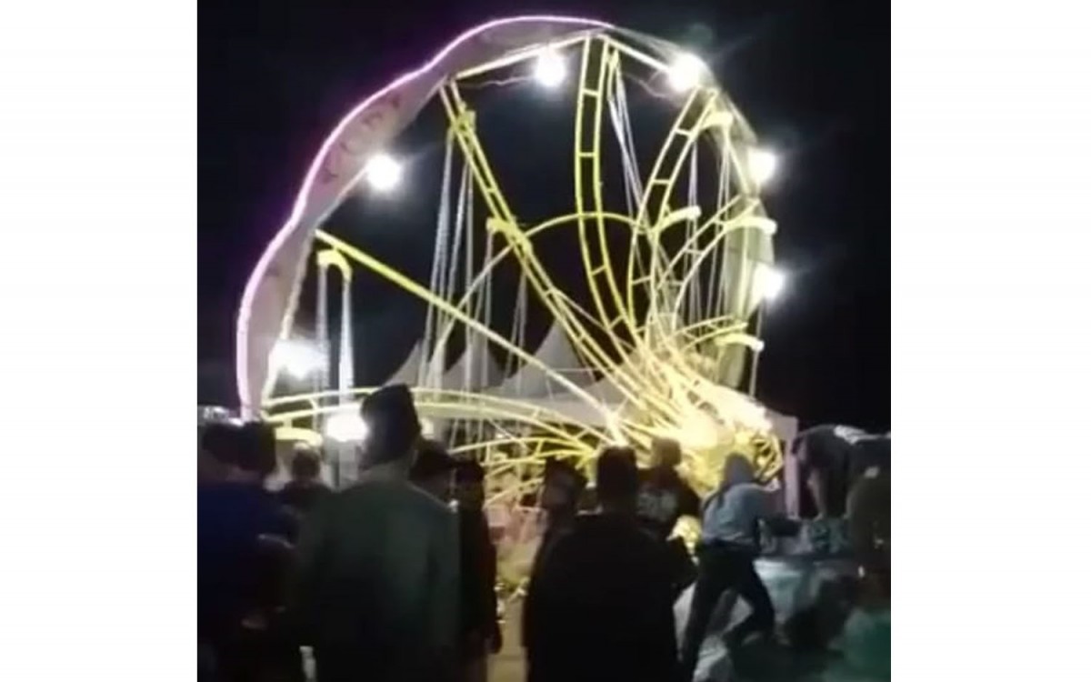 Wahana bianglala roboh di Lapangan Blega, Bangkalan (Foto: Tangkapan layar video amatir warga)