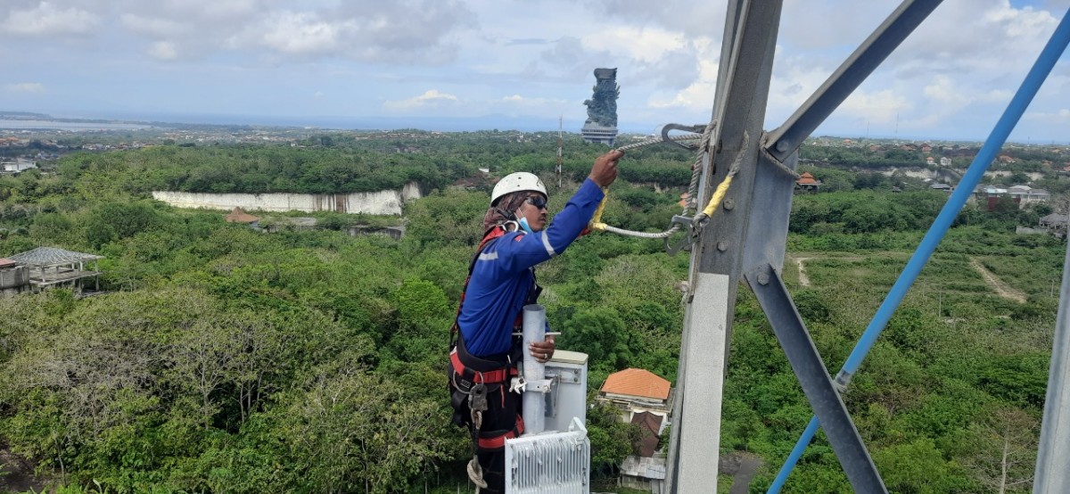 Teknisi XL Axiata memeriksa perangkat BTS di atas tower di area Nusa Dua, Bali.(Foto: Humas XL Axiata)