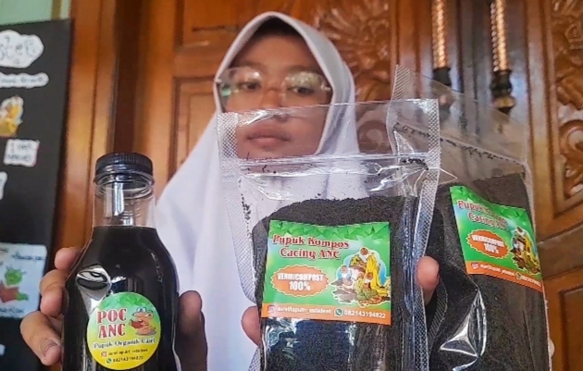 Aurellia Putri Astadewi sedang menjukkan hasil olahan cacing Afrika. (Foto-foto: Fahrizal Tito/jatimnow.com)