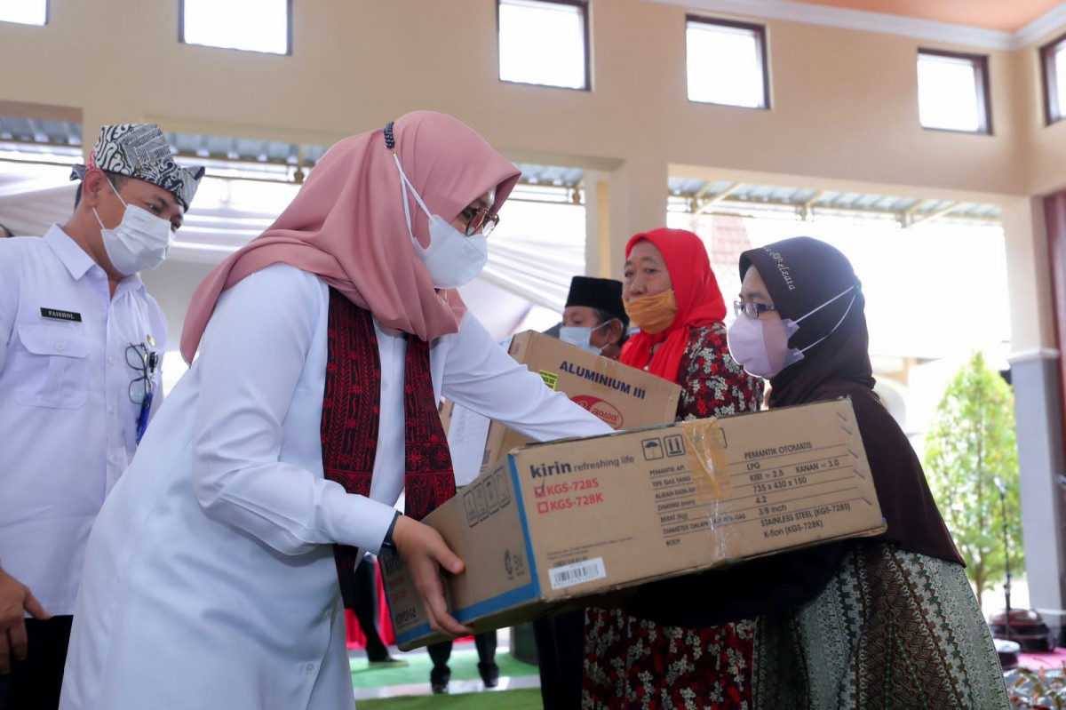 Bupati Ipuk membagikan alat usaha produktif gratis untuk warga saat Festival Kanggo Riko. (Foto: Humas Pemkab Banyuwangi/jatimnow.com)
