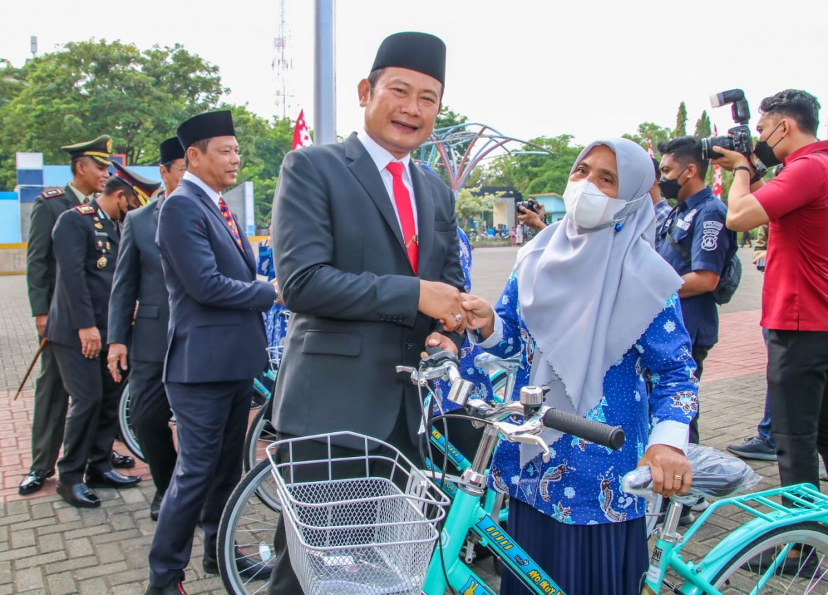 Bupati Lamongan beserta Forkopimda memberikan hadiah bentuk apresiasi kepada prestasi anak daerah.(Foto: Humas Pemkab Lamongan for jatimnow.com)