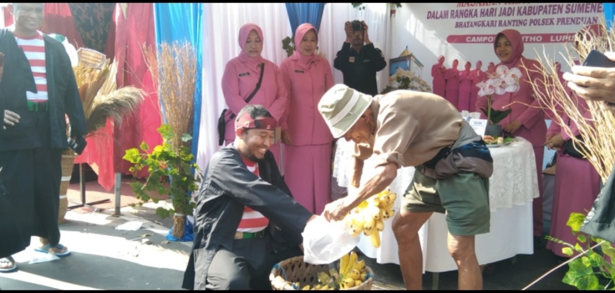 Bupati Sumenep Achmad Fauzi saat memborong pisang di festival kuliner dalam rangka Hari Jadi Kabupaten Sumenep ke-753.(Foto: Kit for jatimnow.com)