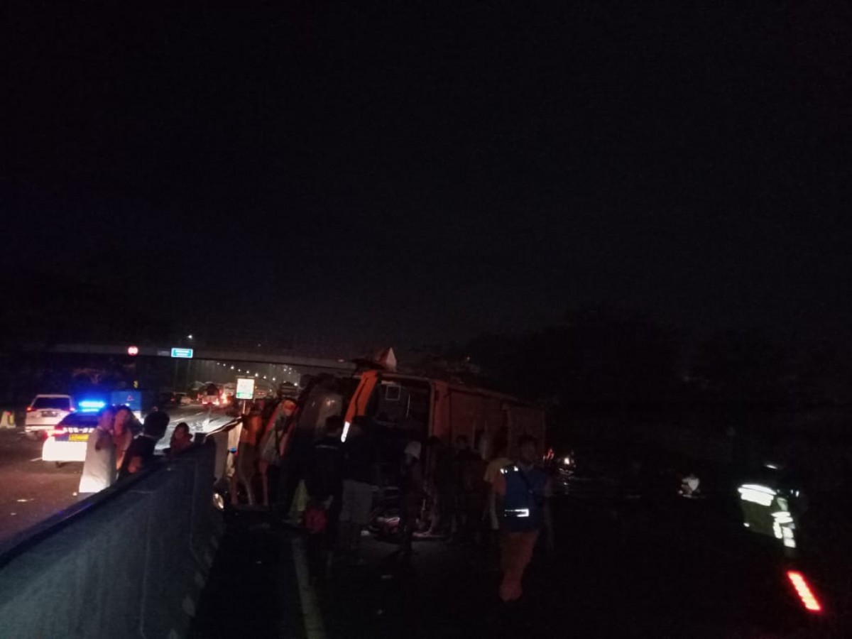 Bus yang menabrak guardrill.(Foto: Sat PJR for jatimnow.com)