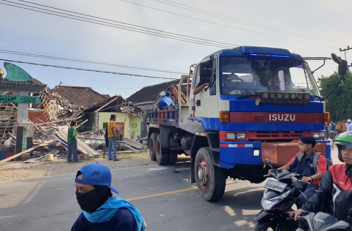 Bus pariwisata menabrak dua rumah di Paciran, Lamongan (Foto: Unit Gakkum Polres Lamongan/jatimnow.com)