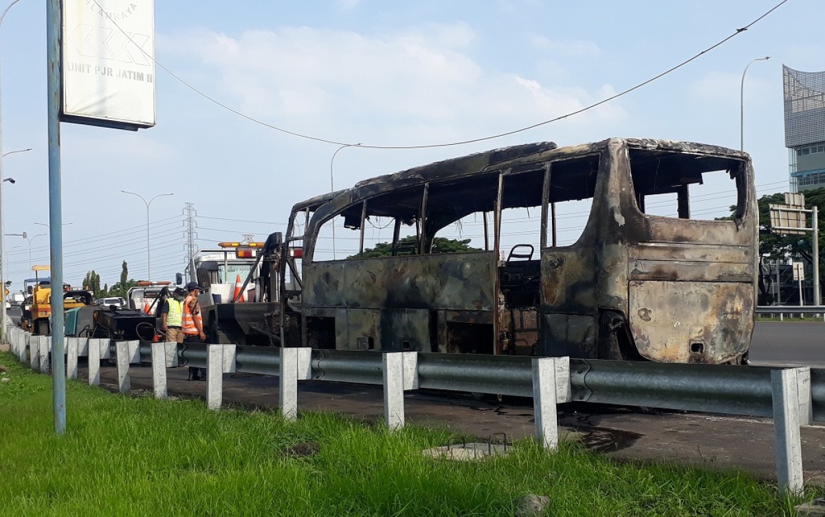 Bus Terbakar di Gate Tol Menanggal Surabaya, Penumpang Semburat Selamatkan Diri