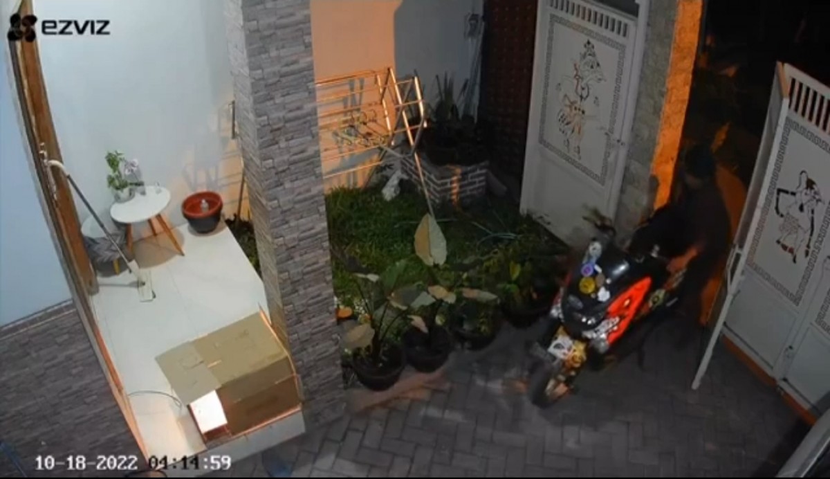 Aksi Komplotan Bandit Gondol Motor Nmax di Ngoro Mojokerto Terekam CCTV