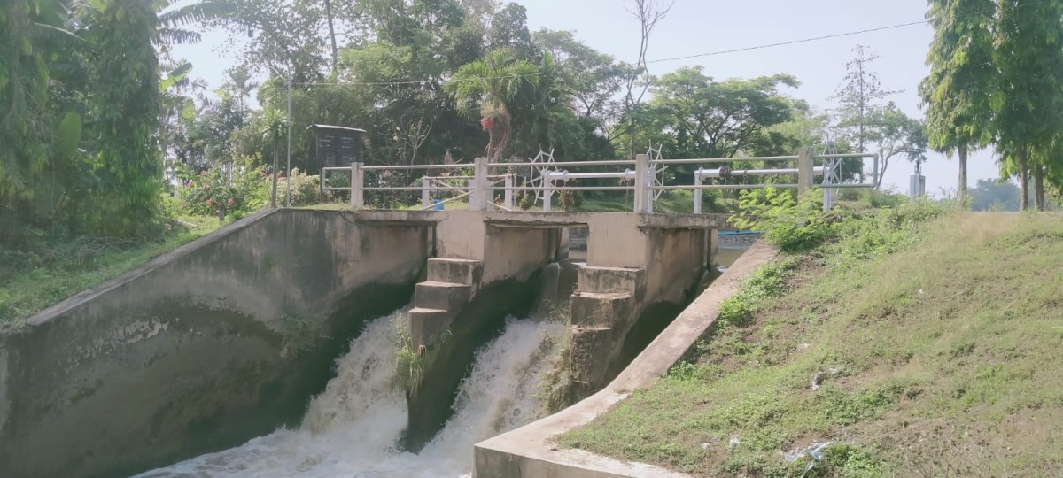 Dam di Desa Pulorejo, Ngoro, lokasi sering munculnya penampakan hantu di malam hari. (Foto: Elok Aprianto/jatimnow.com)