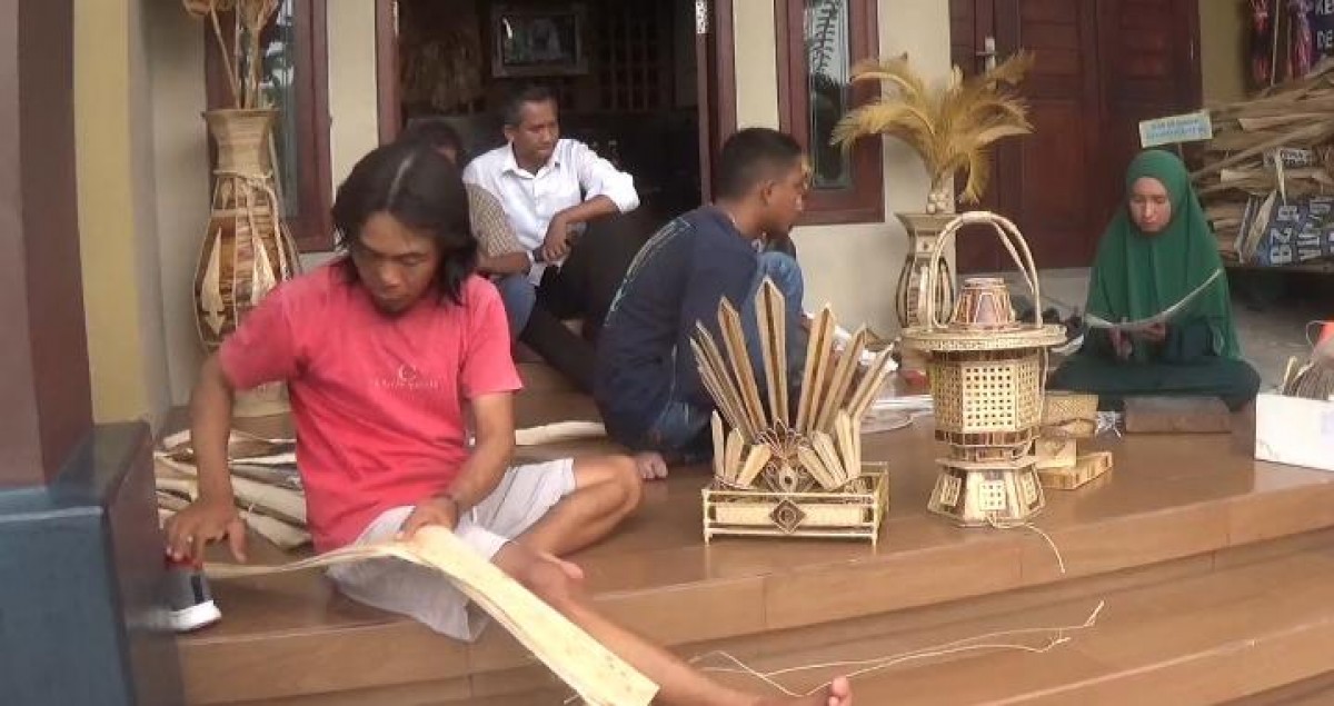 Kerajinan daun pandan berduri hasil karya Suryanto, warga Desa Tapen, Kecamatan Kudu.(Foto: Elok Aprianto/jatimnow.com)