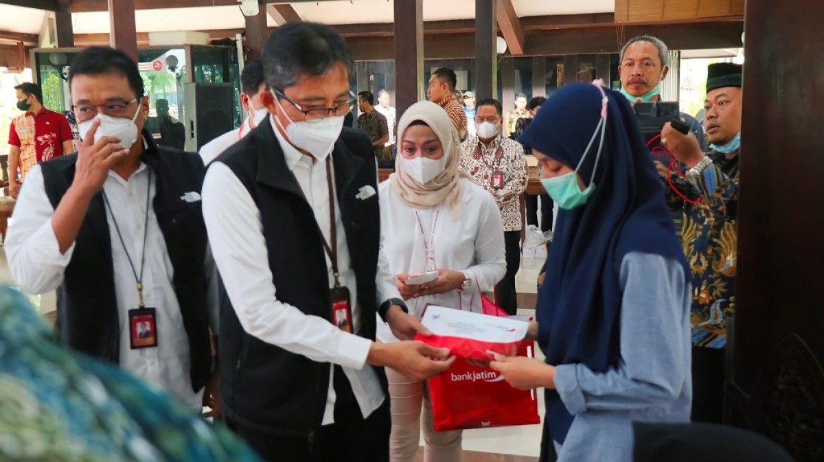 Dirut Bank Jatim Busrul Iman saat menyalurkan bantuan dengan disaksikan Bupati Malang HM Sanusi (Foto: Bank Jatim/jatimnow.com)