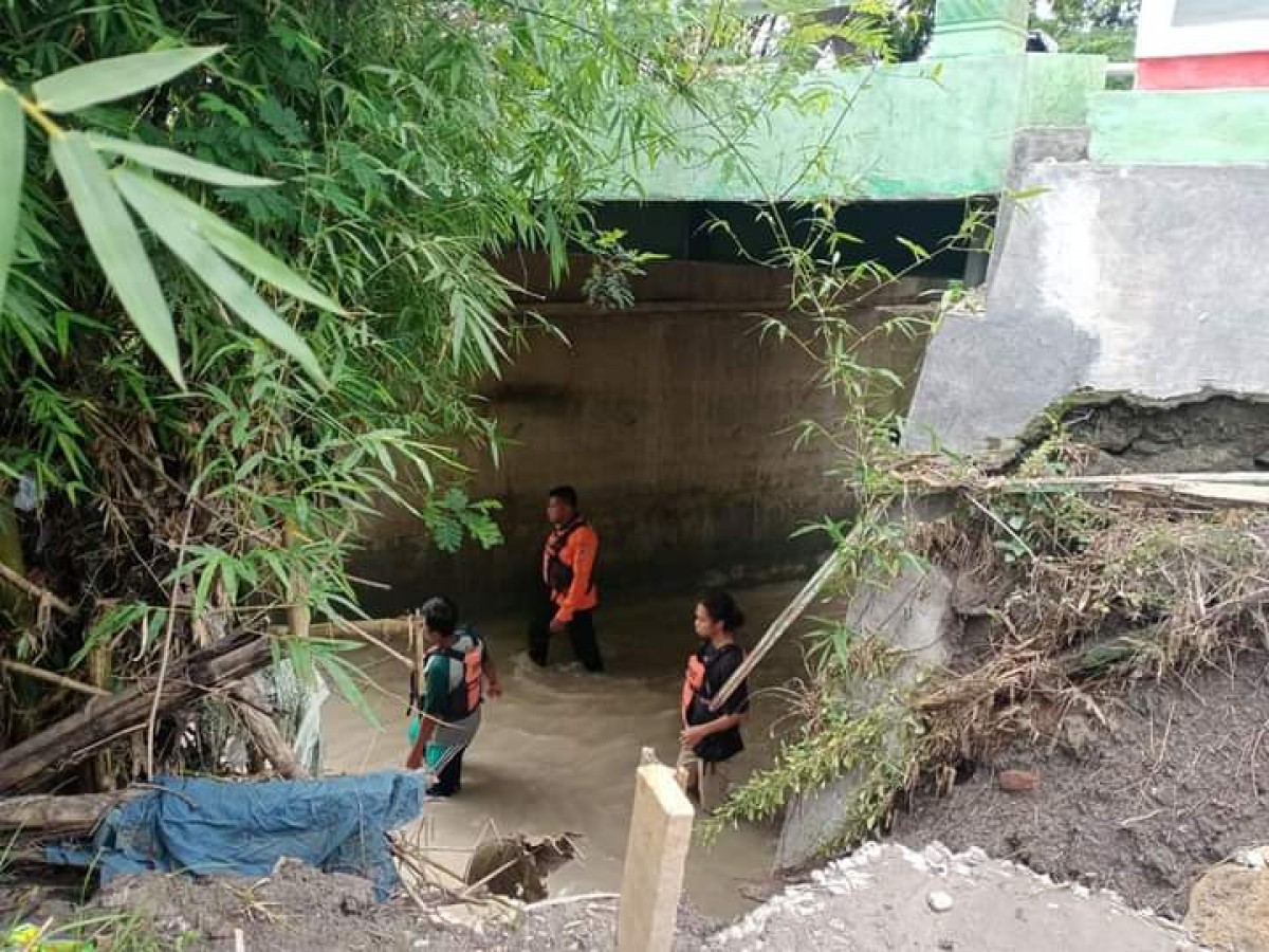 Doa bersama petugas BPBD dan tim gabungan saat sebelum melakukan pencarian terhadap korban di Sungai Tukbuntung (Foto: grup Facebook/jatimnow.com)
