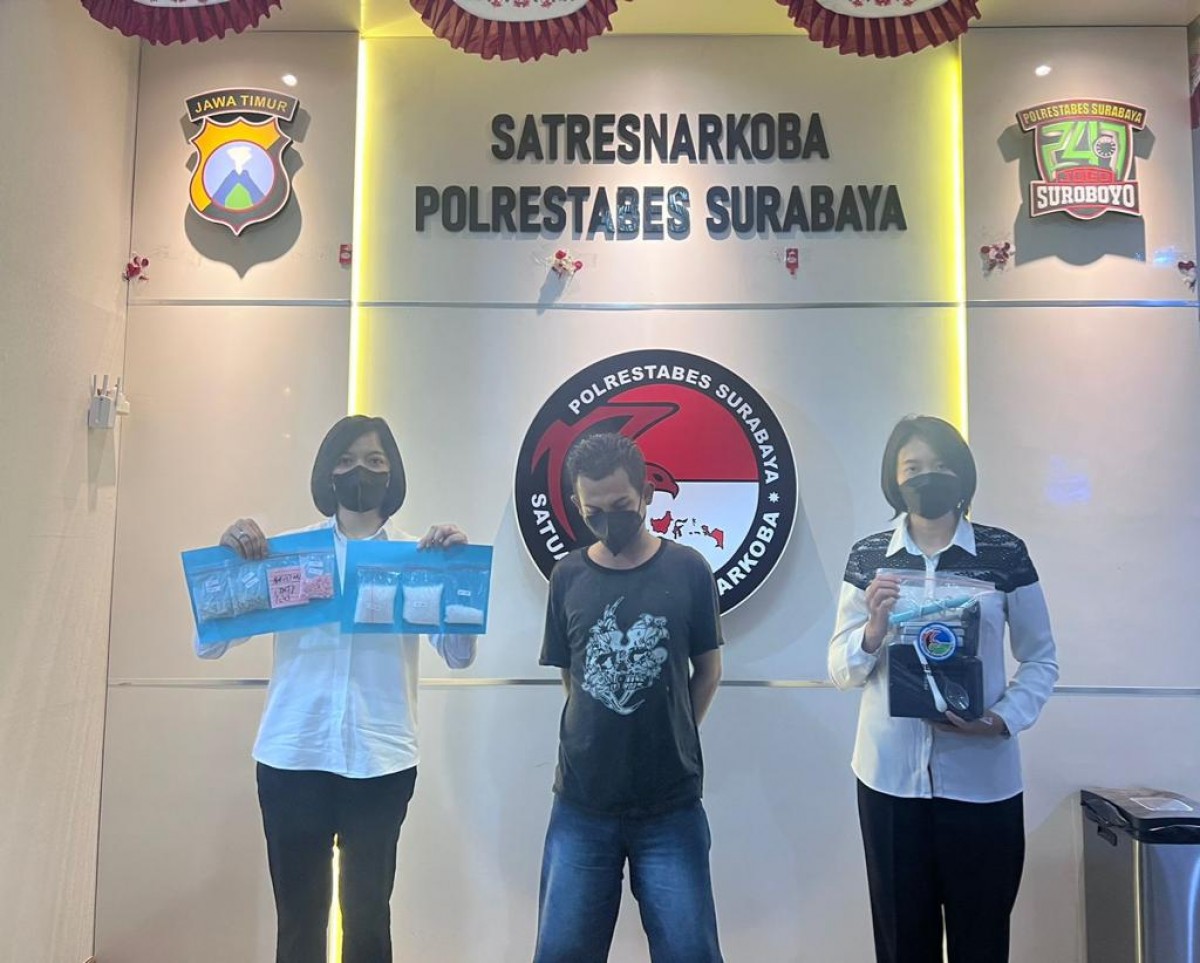 Driver ojol kurir narkoba saat diamankan polisi.(Foto: Satnarkoba Polrestabes Surabaya)