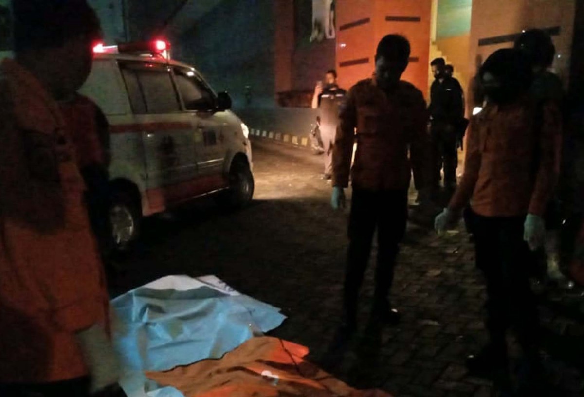 Petugas berada di lokasi tewasnya wanita diduga bunuh diri dari gedung TP Surabaya (Foto: Info Kedaruratan 112 Surabaya)