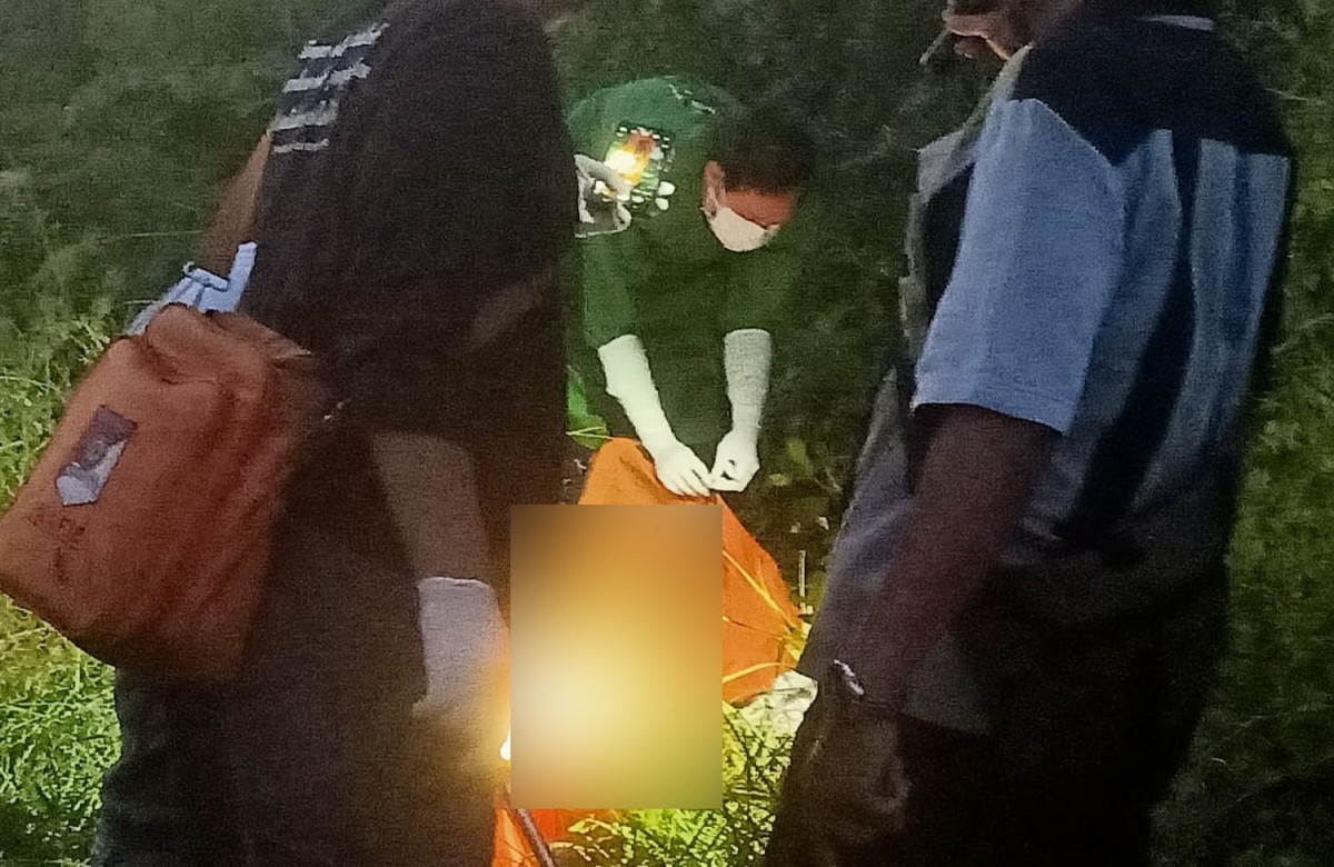 Evakuasi mayat wanita diduga korban mutilasi di Jabon, Sidoarjo (Foto: Dok. Polsek Jabon for jatimnow.com)