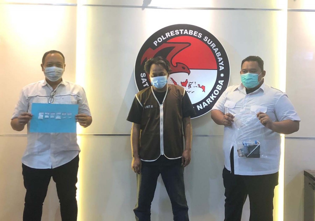 Kuli serabutan yang menjadi pengedar narkoba diamankan (Foto: Satresnarkoba Polrestabes Surabaya)