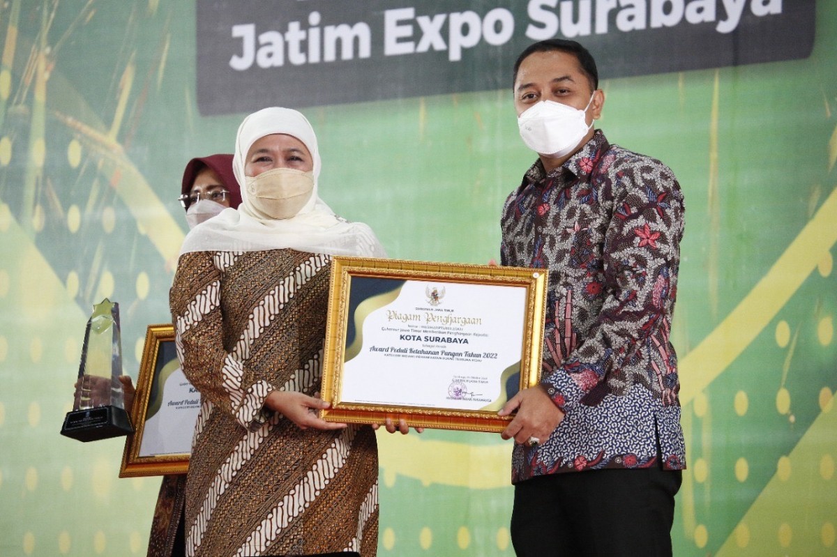 Eri Cahyadi saat menerima penghargaan dari Gubernur Khofifah. (Foto: Humas Pemprov Jatim/jatimnow.com)