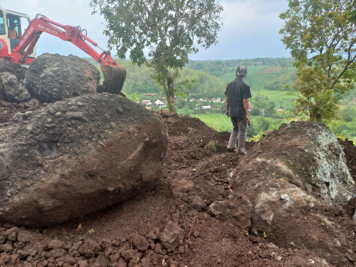 BPBD Kabupaten Jombang mengevakuasi batu dari lereng Bukit Kopen di Desa Ngrimbi, Kecamatan Bareng. (foto: Elok Aprianto/jatimnow.com)