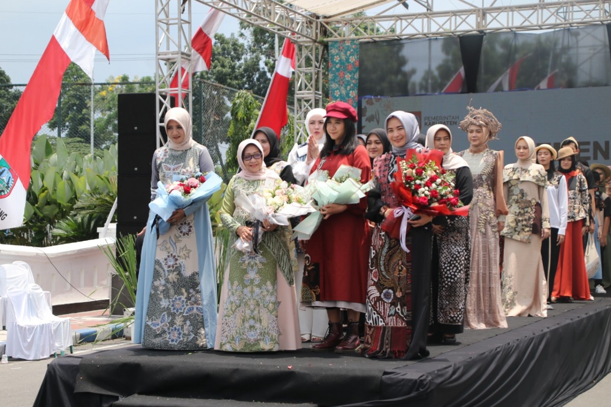 Bupati Mundjidah Wahab saat gelaran Santri Fashion Week di Pendopo Kabupaten Jombang. (Foto: Humas Pemkab Jombang/jatimnow.com)