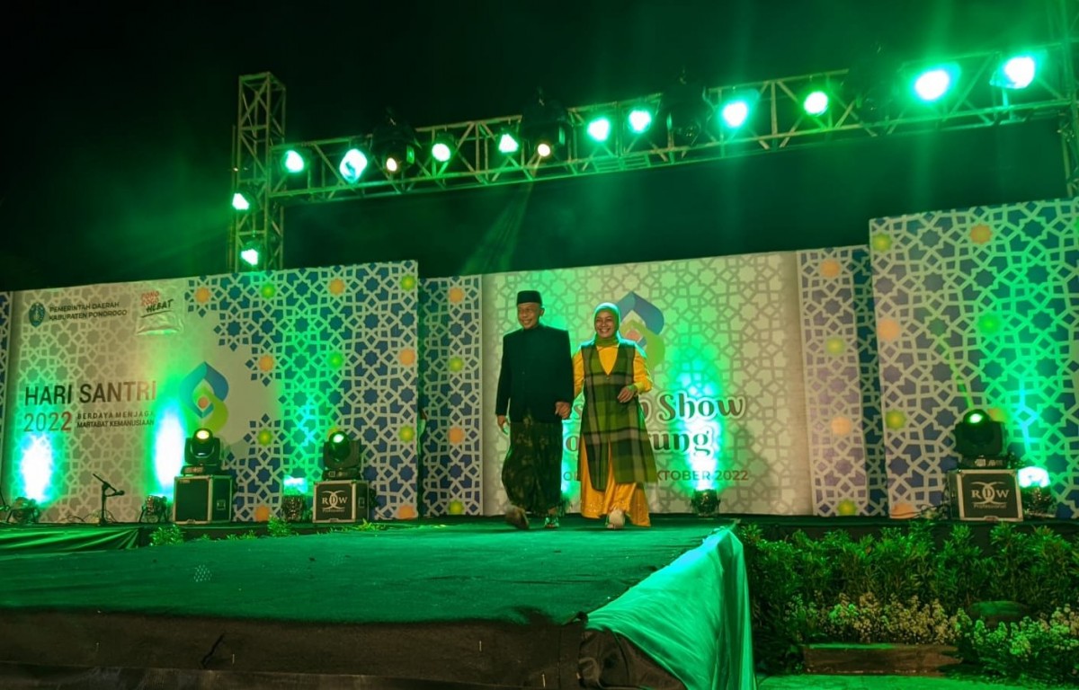 Bupati Sugiri Sancoko saat menjajal catwalk Fashion Show of Sarung di Jalan Hos Cokro Aminoto, Ponorogo. (Foto: Zainul for jatimnow.com)